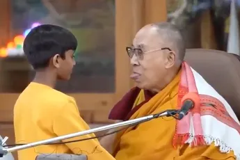 Dalai Lama biedt excuses aan na ophef kus aan minderjarige jongen