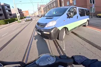 Scooterrijder en busje geven elkaar in Scheveningen een kusje