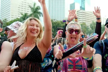 Stoelen aan de kant en flesje water in je hand: Ultra Music Festival liveset Charlotte de Witte