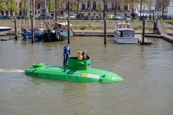 Willy vaart oefenrondje in groene duikboot in Rotterdam