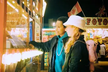 'Young Ones' van Mojo Fyre, omdat je af en toe naar Happy Hardcore moet luisteren