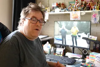 Zanger Rinus aan de tand gevoeld over zijn nieuwe grote hit “Wil je mij wel even aaien”