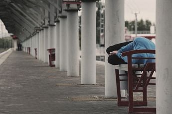 Zwervers hebben zich uitgeleefd op iemand die 'out' was gegaan na feestje