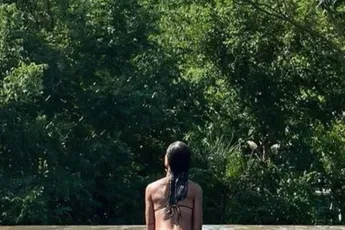 Jaimie Vaes bakt haar kadetten bruin vanuit zwembad