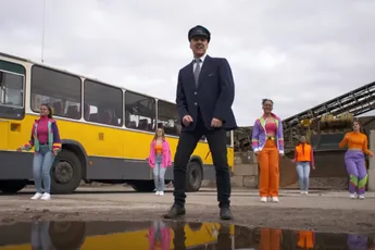 Burdy maakt een ritje met je zus en je moeder