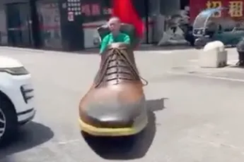 Letterlijk laten zien dat je in de schoenen zit