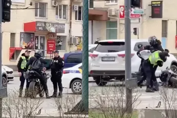 Het betere duwen en trekken na pets uitdelen aan agenten