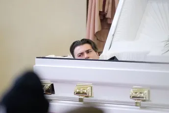 Als grappen te ver gaan: Vrienden laten maatje geloven dat hij dood is