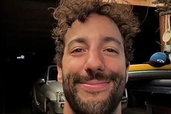 Anne Hathaway is 'star-struck' als ze F1-coureur Daniel Ricciardo tegen komt