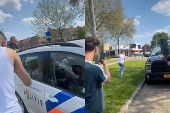 Ondertussen op Urk: Vrienden helpen aangehouden maat om te ontsnappen uit politieauto