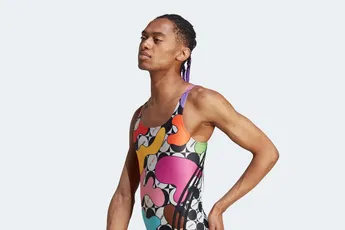 Ophef over badpak van Adidas, omdat mannelijk model badpak aan heeft