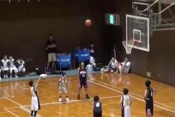 Verrassende ontknoping tijdens potje basketbal tussen Japanse kinderen