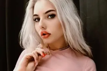 Online persoonlijkheid Cartier Bugatti is allergisch voor lip fillers