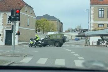 Deense Jeep met een F-16 gevechtsvliegtuig als aanhanger