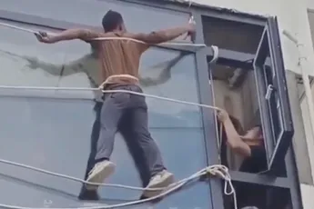 Raam afkitten zonder steiger gaat prima als je weet wat je doet