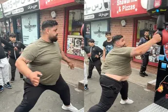 Knakker gooit een beetje massa achter beuk tegen de boksbal
