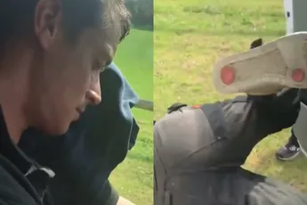 Collega even wakker maken na een kleine pauze