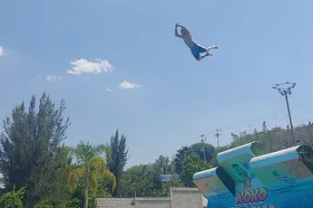 Mexicaan moet even bijkomen van platte buik smak op het water