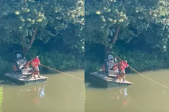 De bedoeling was om met kleine bulldozer op vlot naar de overkant te komen