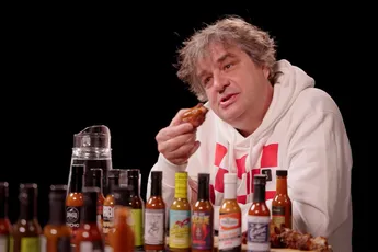Frank Lammers aka Ferry Bouman gaat hete kip vreten in 'Hot Ones'