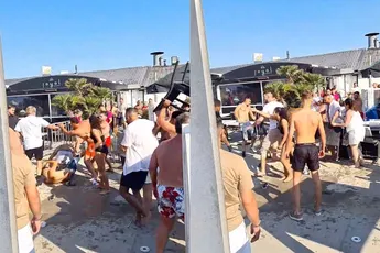 Strandgangers Hoek van Holland nog niet warm genoeg en gaan met elkaar op de vuist