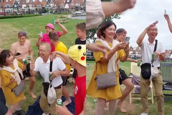 Toeristen uit China vieren een feestje met lokale mensen uit Volendam