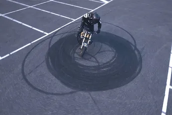 Warm draaien voor TT Assen: Motorcoureur Mark Van Driel verbreekt wereldrecord donuts draaien