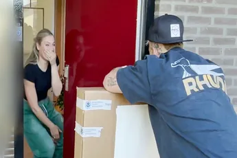 Youtuber en bokser Jake Paul laat zien hoe hij Jutta Leerdam verrast in Nederland