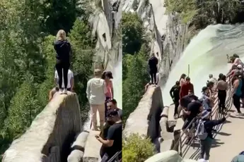 Toeristen hebben maling aan hekken bij Yellowstone waterval