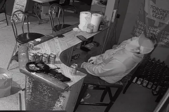 Gast dondert van kruk en slaapt rustig verder