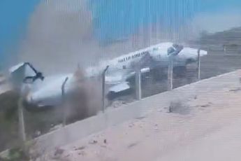 Passagiersvliegtuig crasht op de luchthaven van Mogadishu