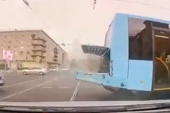 OV in Rusland: bus in Sint Petersburg heeft plots geen achterkant meer