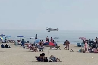 Klein vliegtuigje nam een duik tussen de strandgangers op Hampton Beach