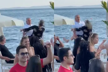 Vermoedelijke blauwe pillen en witte wijn doen hun werk bij koppel op leeftijd