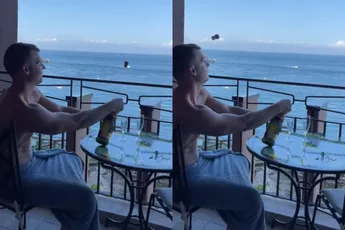 Al koppijn voor het nuttige van een flesje plopwijn