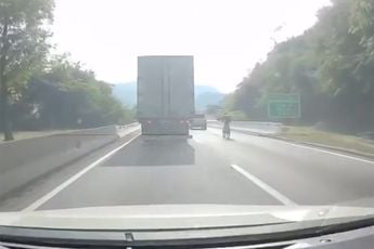 Braziliaanse fietser vindt zich koning van de weg, maar komt tussen 2 vrachtwagens terecht