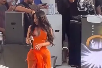Cardi B gooit microfoon naar persoon die drankje naar haar gooide op podium