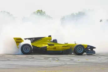 Joel Beukers gaat voor goud in eigen Formule 1 auto op verlaten vliegveld