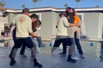 Lachende derde laat anderen nat pak halen