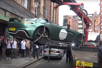 Aston Martin V12 Speedster met een waarde van meer dan 1 miljoen gaat gewoon mee als je verkeerd parkeert