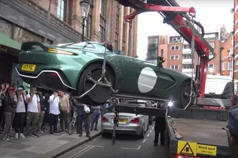 Aston Martin V12 Speedster met een waarde van meer dan 1 miljoen gaat gewoon mee als je verkeerd parkeert