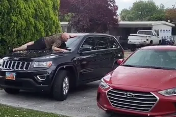 Oh nee, het hagelt! Snel op mijn jeep liggen