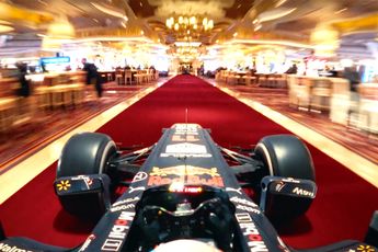 Formule 1 coureur Checo Perez rijdt rondje in een hotel in Las Vegas