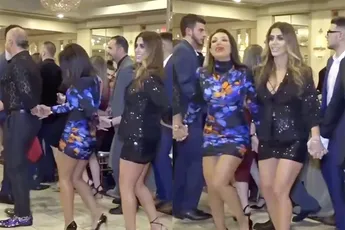 Gast heeft goede schoenen aan op bruiloft