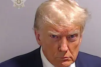 Tadaa, de historische 'mugshot' van oud-president Donald Trump