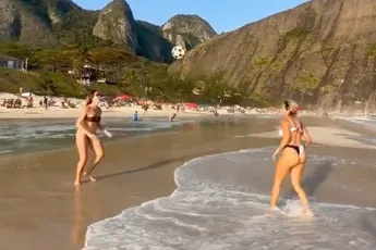 Balletje hooghouden op Itacoatiara Beach kijkt best lekker weg