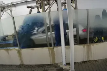 Met 50 kilometer per uur door de wasstraat in Oss blijkt toch een beetje te veel van het goede