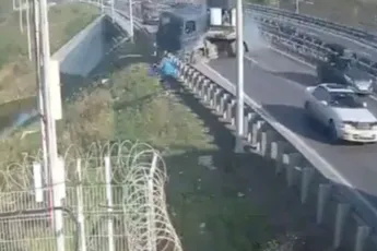 Knakker komt schrikbarend goed weg als vrachtwagen van de weg schiet