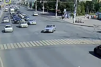 Donuts draaien in het verkeer kwam amateur stuntchauffeur toch nog duur te staan