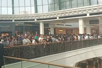Mensen verliezen hun kalmte tijdens het bemachtigen van iPhone 15 in Dubai